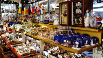 Летом сувенирный магазин может ориентироваться на другую продукцию