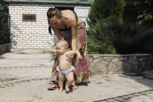 Как помогать и учить ребенка ходить